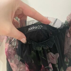 Floral meshed ruched maxi dress from Boohoo. Size 6. Only worn once